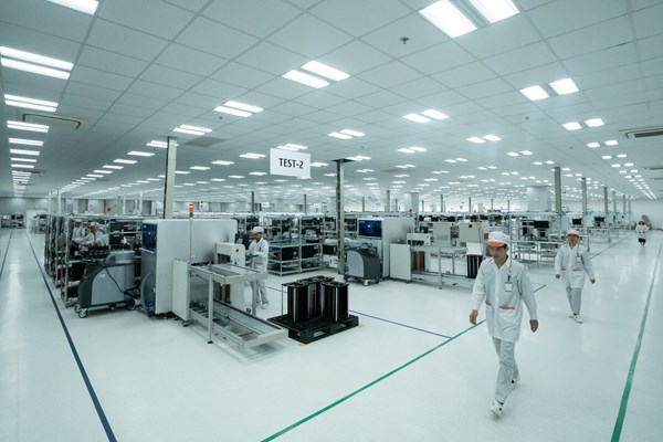 Khám phá nơi sản xuất điện thoại Vsmart hiện đại nhất Việt Nam - Anh 1