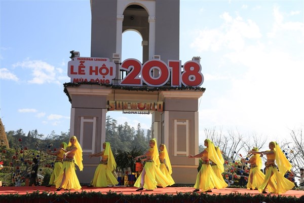 Lễ hội mùa đông rực rỡ sắc màu trên đỉnh cao Tây Bắc - Anh 9