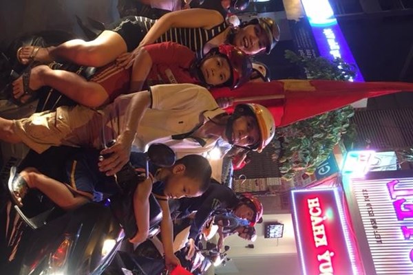 Ca nuoc xuong duong mung chien thang cua doi tuyen Viet Nam - Anh 28