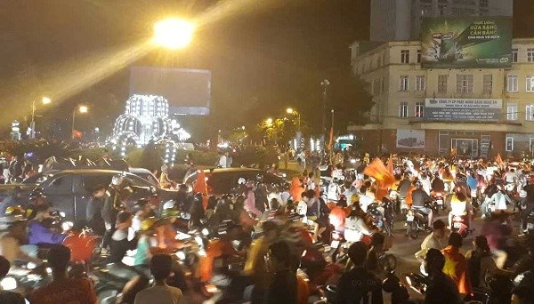 Ca nuoc xuong duong mung chien thang cua doi tuyen Viet Nam - Anh 36