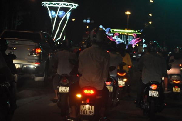 Ca nuoc xuong duong mung chien thang cua doi tuyen Viet Nam - Anh 32
