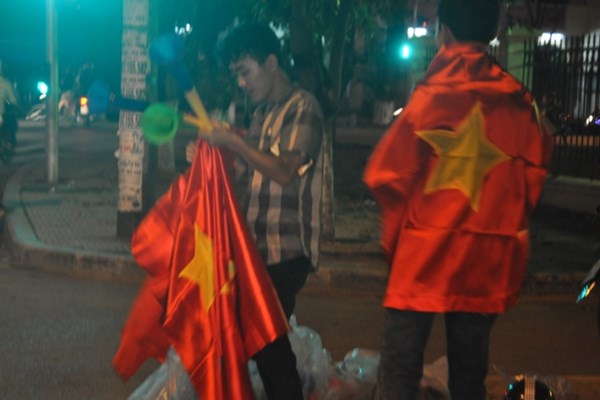 Ca nuoc xuong duong mung chien thang cua doi tuyen Viet Nam - Anh 33