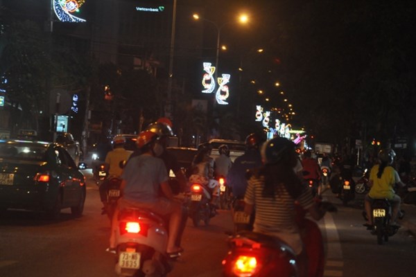Ca nuoc xuong duong mung chien thang cua doi tuyen Viet Nam - Anh 34