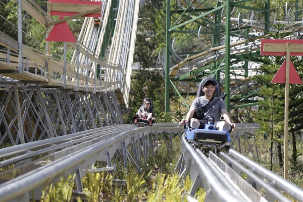 Du khách Hàn Quốc phấn khích thử siêu phẩm đường xe trượt ống 3 vòng xoáy tại Bà Nà - Anh 1