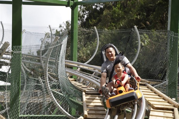 Du khách Hàn Quốc phấn khích thử siêu phẩm đường xe trượt ống 3 vòng xoáy tại Bà Nà - Anh 4