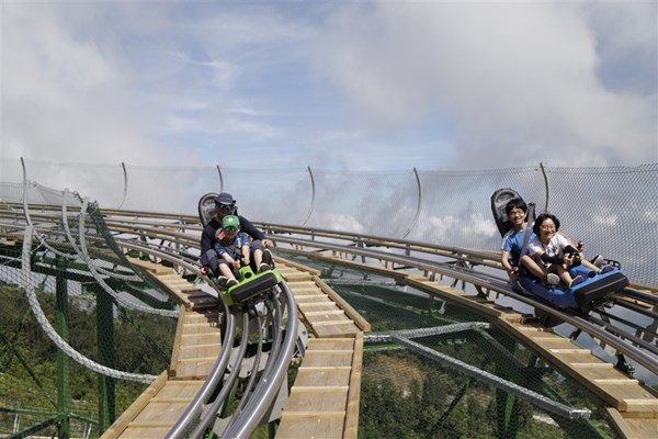 Du khách Hàn Quốc phấn khích thử siêu phẩm đường xe trượt ống 3 vòng xoáy tại Bà Nà - Anh 5