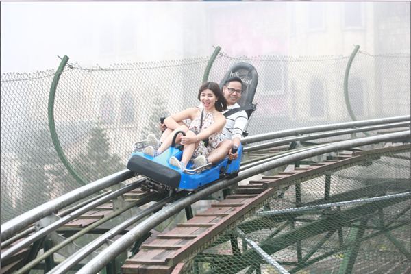 Du khách Hàn Quốc phấn khích thử siêu phẩm đường xe trượt ống 3 vòng xoáy tại Bà Nà - Anh 2