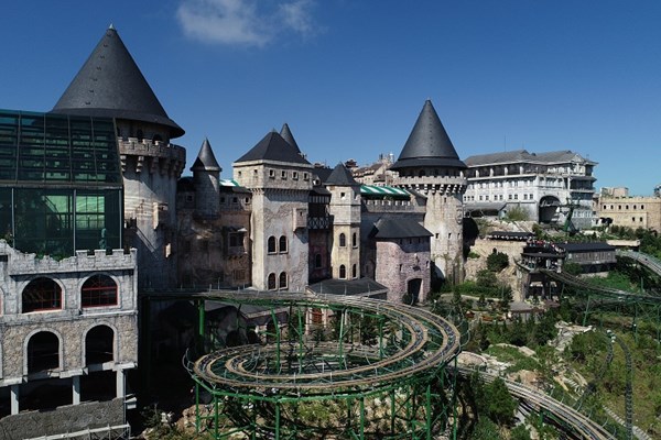 Du khách Hàn Quốc phấn khích thử siêu phẩm đường xe trượt ống 3 vòng xoáy tại Bà Nà - Anh 3