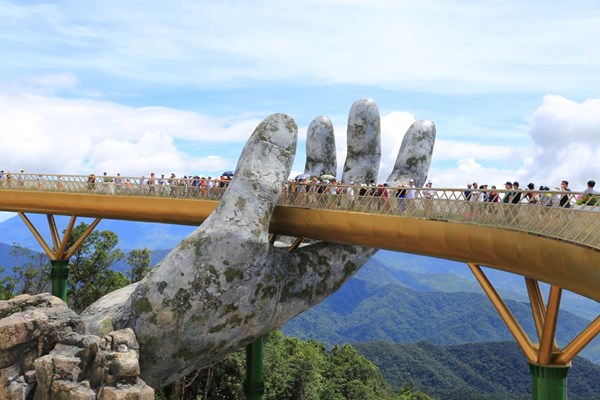 Hai “ông lớn” giới truyền thông quốc tế cùng đưa cầu Vàng vào top ảnh ấn tượng của năm - Anh 2