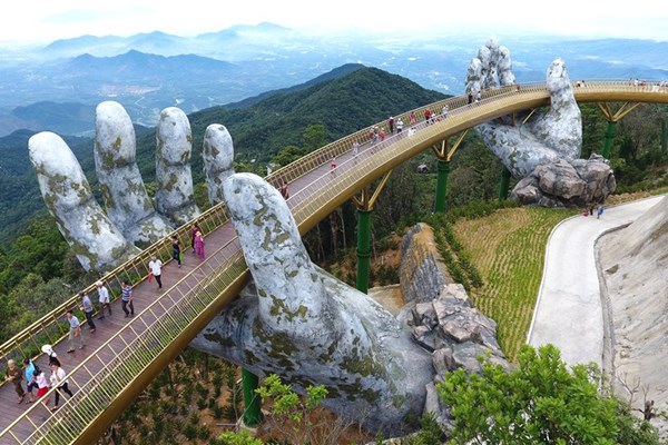 Hai “ông lớn” giới truyền thông quốc tế cùng đưa cầu Vàng vào top ảnh ấn tượng của năm - Anh 3