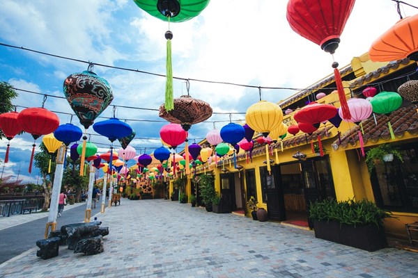 Đua nhau “check in” bên Cây thông lồng đèn cao nhất Việt Nam - Anh 4