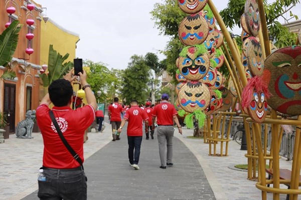 Đua nhau “check in” bên Cây thông lồng đèn cao nhất Việt Nam - Anh 5