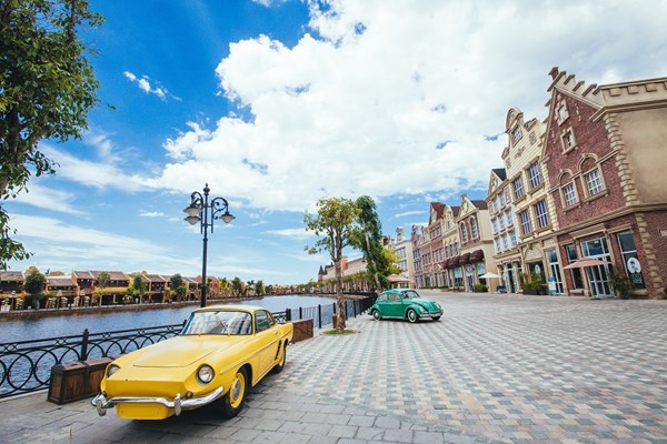 Đua nhau “check in” bên Cây thông lồng đèn cao nhất Việt Nam - Anh 6