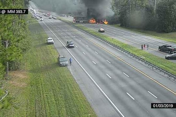 6 người thiệt mạng trong vụ tai nạn cháy nổ, tràn nhiên liệu trên đường cao tốc ở Mỹ - Anh 2