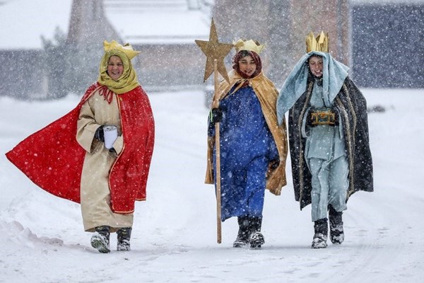 Tuyết rơi dày đặc ở Đức, Áo, gây ảnh hưởng nghiêm trọng tới du khách - Anh 1