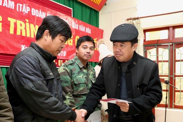 Mang quà Tết về nơi cội nguồn cách mạng - Anh 3