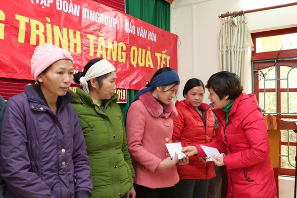 Mang quà Tết về nơi cội nguồn cách mạng - Anh 2