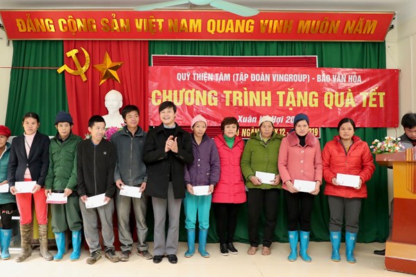 Mang quà Tết về nơi cội nguồn cách mạng - Anh 5