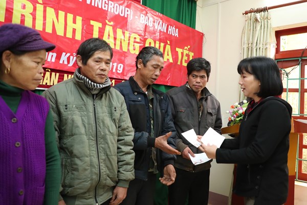 Mang quà Tết về nơi cội nguồn cách mạng - Anh 1