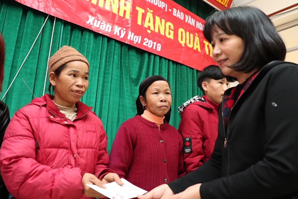 Mang quà Tết về nơi cội nguồn cách mạng - Anh 11
