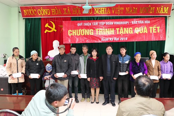 Mang quà Tết về nơi cội nguồn cách mạng - Anh 8