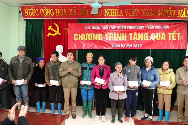 Mang quà Tết về nơi cội nguồn cách mạng - Anh 10