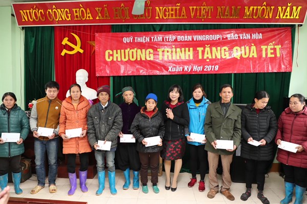 Mang quà Tết về nơi cội nguồn cách mạng - Anh 9