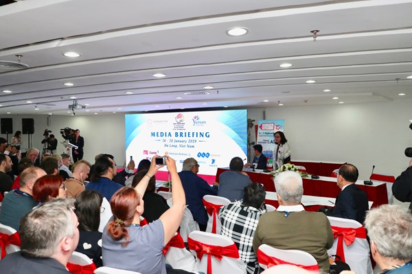 Giới thiệu về Du lịch Việt Nam tới bạn bè quốc tế - Anh 1