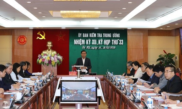 Ủy ban Kiểm tra Trung ương thi hành kỷ luật một số cán bộ - Anh 1