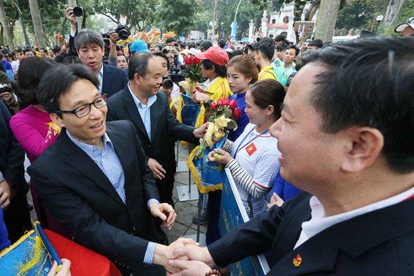 Phó Thủ tướng Vũ Đức Đam dự Lễ hội bơi chải thuyền rồng Hà Nội mở rộng năm 2019 - Anh 1