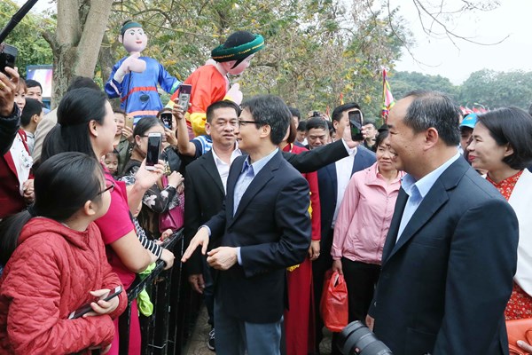 Phó Thủ tướng Vũ Đức Đam dự Lễ hội bơi chải thuyền rồng Hà Nội mở rộng năm 2019 - Anh 2