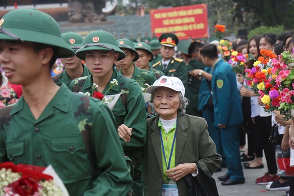 Thanh niên Hà Nội lên đường nhập ngũ - Anh 4