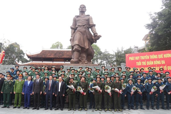 Thanh niên Hà Nội lên đường nhập ngũ - Anh 1