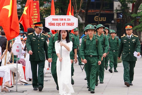 Thanh niên Hà Nội lên đường nhập ngũ - Anh 3