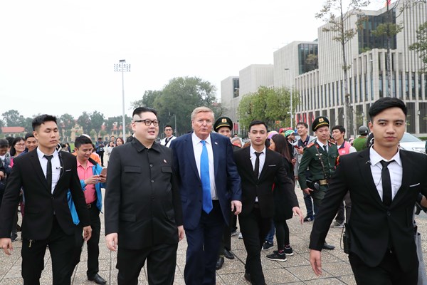 Cặp đôi đóng giả ông Trump và ông Kim Jong Un bất ngờ xuất hiện tại Hà Nội - Anh 2
