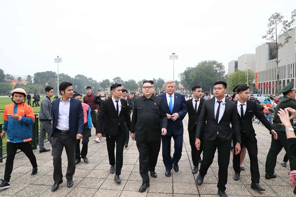 Cặp đôi đóng giả ông Trump và ông Kim Jong Un bất ngờ xuất hiện tại Hà Nội - Anh 3