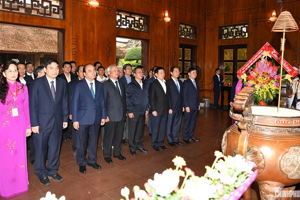 Thủ tướng dâng hương tại Khu di tích Kim Liên - Anh 2