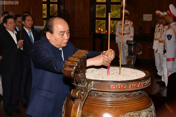 Thủ tướng dâng hương tại Khu di tích Kim Liên - Anh 1