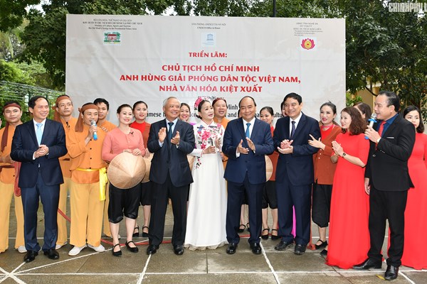 Thủ tướng dâng hương tại Khu di tích Kim Liên - Anh 4