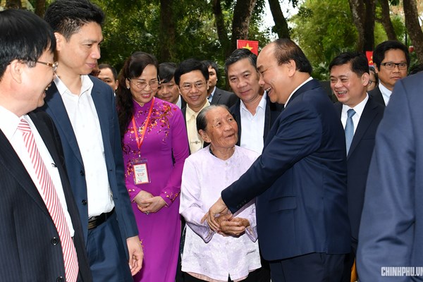 Thủ tướng dâng hương tại Khu di tích Kim Liên - Anh 5