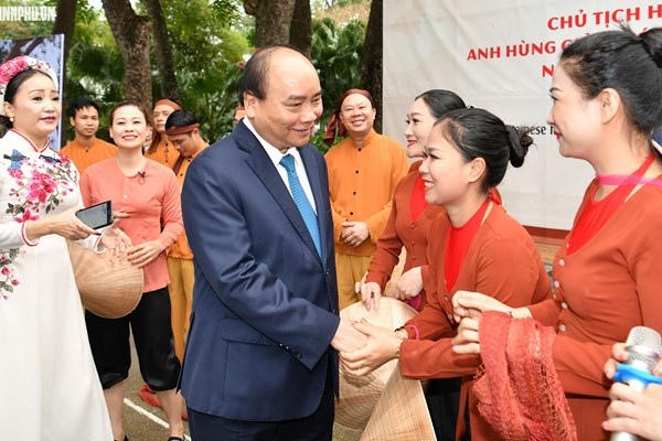 Thủ tướng dâng hương tại Khu di tích Kim Liên - Anh 3