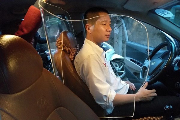 Có nên lắp đặt khoang lái bảo vệ tài xế taxi ? - Anh 1