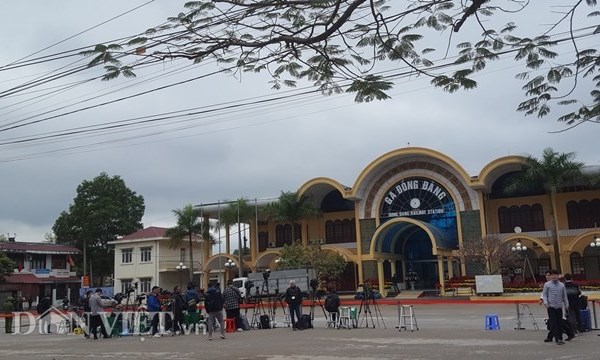 Muôn kiểu tác nghiệp của phóng viên quốc tế ở ga Đồng Đăng - Anh 1