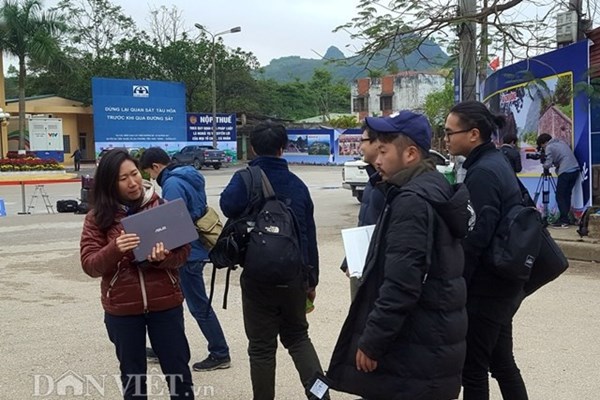 Muôn kiểu tác nghiệp của phóng viên quốc tế ở ga Đồng Đăng - Anh 11