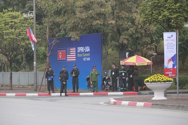 Chó nghiệp vụ Mỹ “rà” mọi ngóc ngách quanh khách sạn Marriott - Anh 3