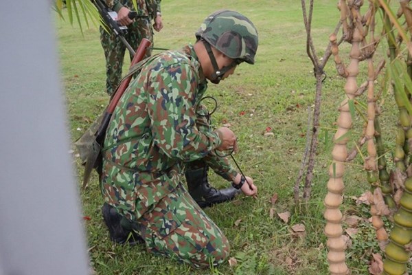 Chó nghiệp vụ Mỹ “rà” mọi ngóc ngách quanh khách sạn Marriott - Anh 9