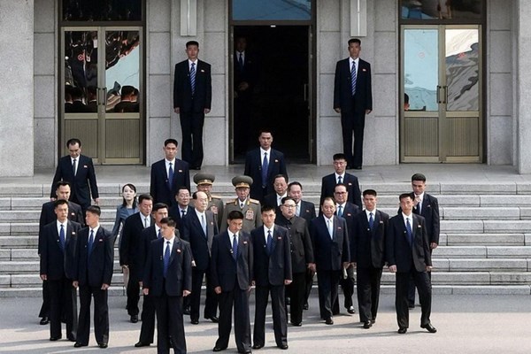 Ông Kim Jong-un được bảo vệ an ninh nghiêm ngặt khi công du nước ngoài - Anh 4
