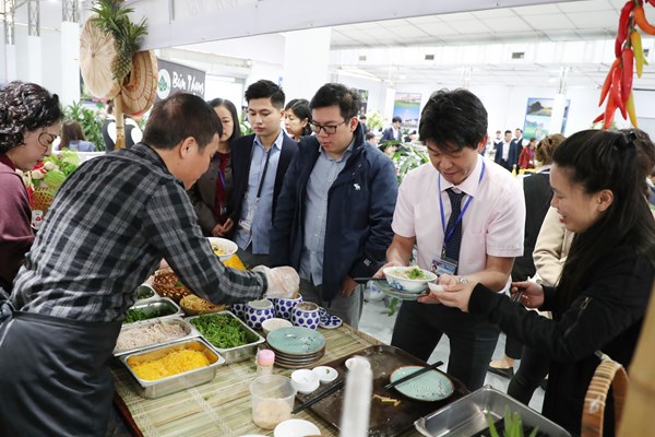 Phóng viên quốc tế hào hứng với bún thang, bánh mì... - Anh 1