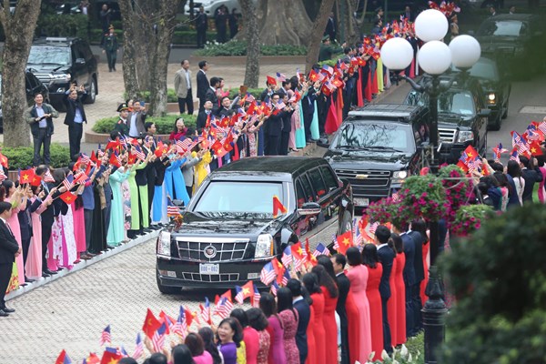 Thủ tướng Nguyễn Xuân Phúc đón Tổng thống Hoa Kỳ Donald Trump - Anh 4