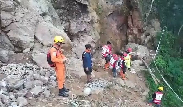 Indonesia: Lở đất mỏ vàng khai thác lậu, một người tử vong, hàng chục người mắc kẹt - Anh 1